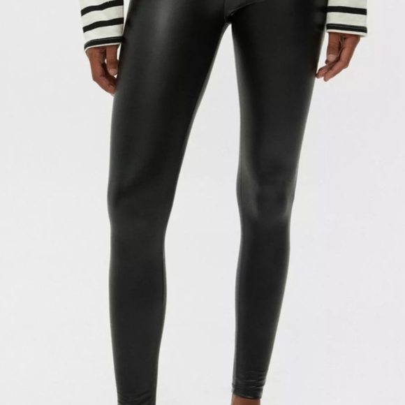 BNWT Pull&Bear XS Black Faux Leather Leggings Slim Stretch Basic Closet Staple - Picture 4 of 15